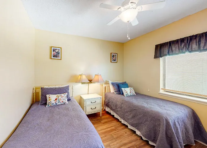 Beachfront With Balcony Overlooking Gulf Of Mexico & Pool Gulf Shores